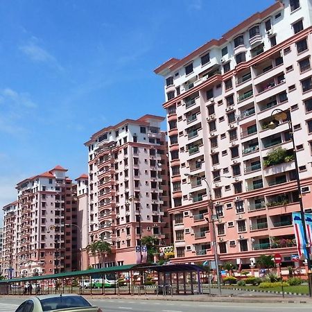 Kk Waterfront Suites At Marina Court Kota Kinabalu Bagian luar foto